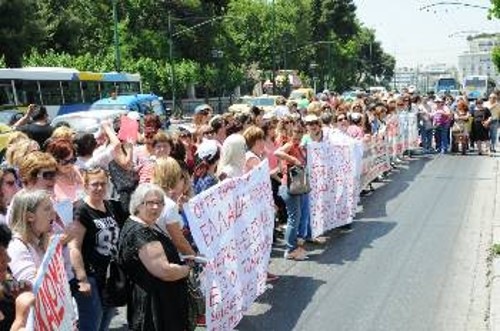 Καθαρίστριες από διάφορες πόλεις διαδηλώνουν στην Αθήνα στις αρχές του Μάη