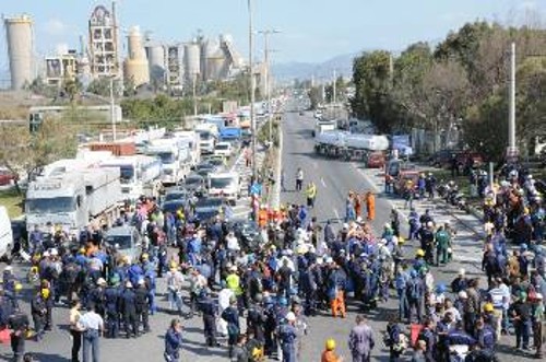 Διαμαρτυρόμενοι για τις συνθήκες δουλειάς και ασφάλειας, οι εργαζόμενοι έκλεισαν για λίγη ώρα την Εθνική Οδό