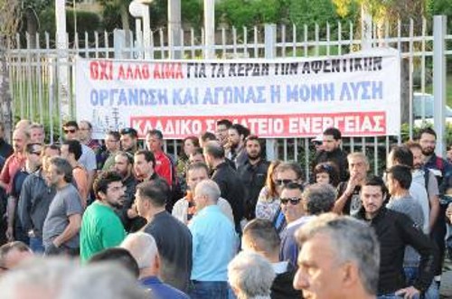 Εργαζόμενοι των ΕΛΠΕ στην πύλη του διυλιστηρίου
