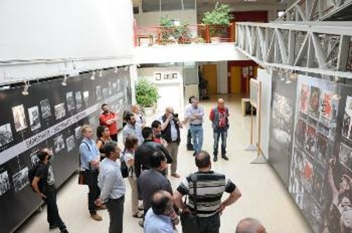 Από την ξενάγηση των αντιπροσώπων των Κομμουνιστικών Κομμάτων στην έκθεση στην Καισαριανή