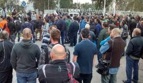 Οι εργαζόμενοι στα εργολαβικά συνεργεία ενημερώνονται από το Συνδικάτο τους