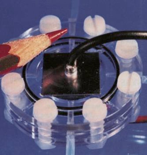 Μικροσκοπικό πρωτότυπο στοιχείο καυσίμου, που χρησιμοποιεί υδρογόνο για να παραγάγει ηλεκτρισμό