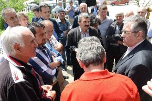 Συζητώντας με κατοίκους στο μειονοτικό οικισμό Οργάνη