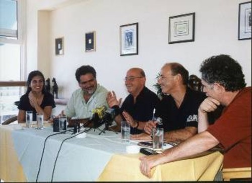 Ο Θ. Αγγελόπουλος (στο μέσον) σε μια από τις εκδηλώσεις προς τιμήν του, στον Αγιο Νικόλαο Κρήτης