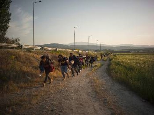 Τα καραβάνια των ξεριζωμένων προσφύγων περνάνε και από τη χώρα μας, προσπαθώντας να φτάσουν στην κεντρική και βόρεια Ευρώπη