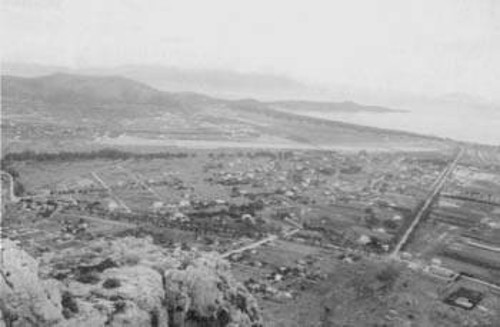 Η πεδιάδα του Μαραθώνα, όπου κατά την εκσκαφή της λίμνης, τον φετινό Ιούλιο, φημολογείται ότι βρέθηκαν -και βεβαίως «ξεπατώθηκαν» αρχαία της γεωμετρικής και αρχαϊκής εποχής