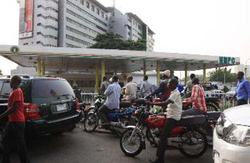 Η έλλειψη καυσίμων στη Νιγηρία έχει προκαλέσει τεράστια προβλήματα και μαύρη αγορά για λίγα λίτρα