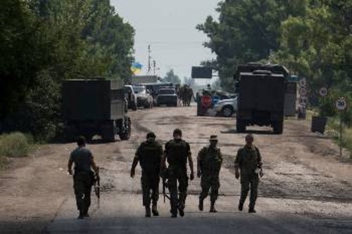 Ουκρανοί στρατιώτες κοντά στη γραμμή αντιπαράθεσης