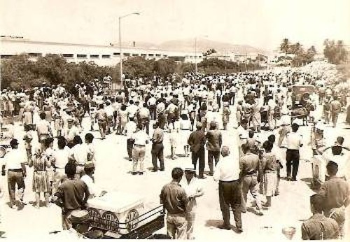Αλληλεγγύη του λαού έξω από το εργοστάσιο