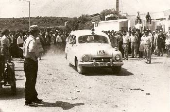 Ασθενοφόρα μεταφέρουν τραυματίες απεργούς