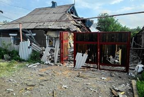 Βομβαρδισμένο σπίτι από τον ουκρανικό στρατό, χτες, στην Γκορλόφκα