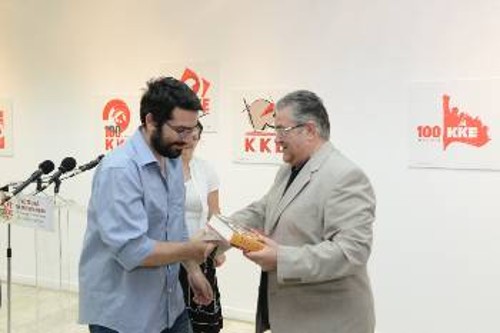 Η βράβευση του 1ου διαγωνιζόμενου..