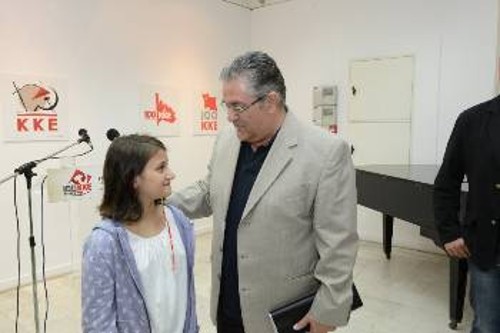 Ο Δ. Κουτσούμπας με τη μικρότερη συμμετέχουσα στο διαγωνισμό