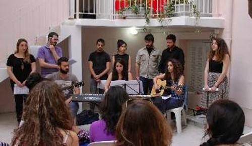 Οι συντελεστές της παρουσίασης της συλλογής «Μακρονησιώτικα» του Γ. Ρίτσου από τις ΤΟ ΦΜΣ και Υγείας της ΚΝΕ, που παρουσιάστηκε στην αυλή του Στεκιού το περασμένο Σάββατο
