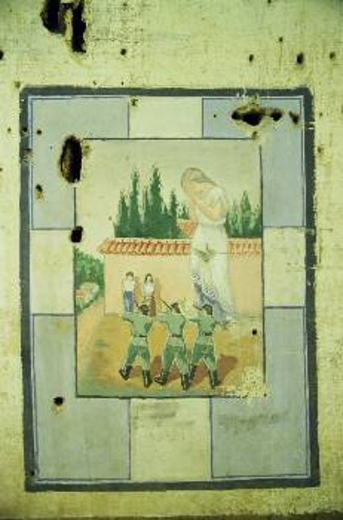 Ζωγραφιά εκτέλεσης σε πόρτα κελιού στα κρατητήρια του στρατοδικείου