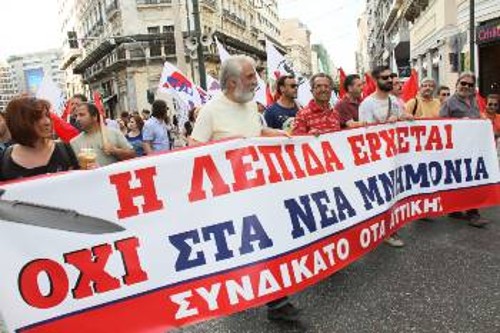 Η ελπίδα που έλεγε προεκλογικά ο ΣΥΡΙΖΑ, έγινε ...λεπίδα για τους εργαζόμενους, όπως εύστοχα γράφει το πανό του Συνδικάτου ΟΤΑ Αττικής