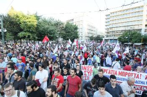 Κοιτώντας τη συγκέντρωση προς τη μεριά της Οθωνος
