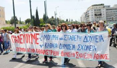 Από παλιότερη κινητοποίηση με τη συμμετοχή καθαριστριών από τα σχολεία της Αθήνας