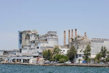 Στην είσοδο του τσιμεντάδικου σταματά ο δρόμος μπροστά από το λιμάνι της Ελευσίνας