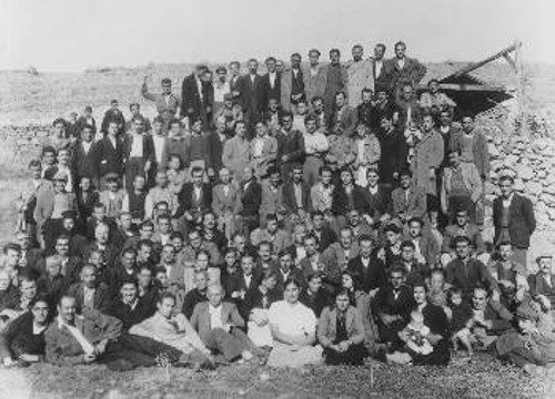 Ομαδική φωτογραφία εξόριστων, διακρίνονται οι γυναίκες με τα παιδιά στην αγκαλιά (φωτ. Αρχείο Βασίλη - Βύρωνα Μανικάκη)