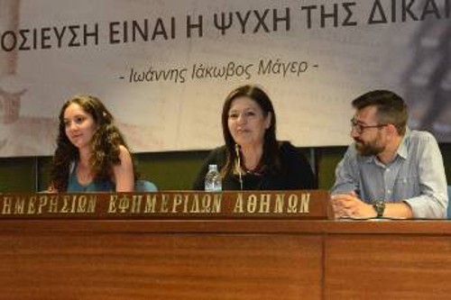 Από αριστερά: Ελένη Μητικάρη, υπεύθυνη της Επιτροπής Κατά των Ναρκωτικών του ΚΣ της ΚΝΕ. Λούλα Καρατζά, υπεύθυνη του Τμήματος Κατά των Ναρκωτικών της ΚΕ του ΚΚΕ, και Παναγιώτης Κατηφές, μέλος του ίδιου Τμήματος