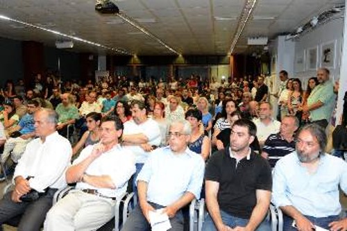 Στιγμιότυπα από την κατάμεστη αίθουσα της ΕΣΗΕΑ