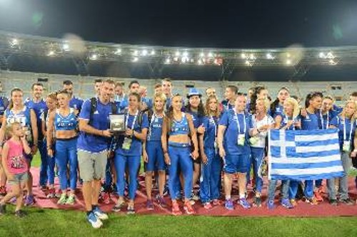 Ο Π. Ιακωβάκης ανάμεσα στα μέλη της ελληνικής αποστολής λίγο μετά την τελευταία κούρσα της καριέρας του