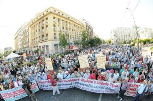 Οι συνταξιούχοι στα Προπύλαια και στο βάθος, μέχρι την Ομόνοια, τα μπλοκ της διαδήλωσης του ΠΑΜΕ