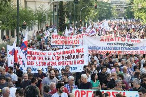 Στιγμιότυπο από την πορεία του ΠΑΜΕ προς τα Προπύλαια