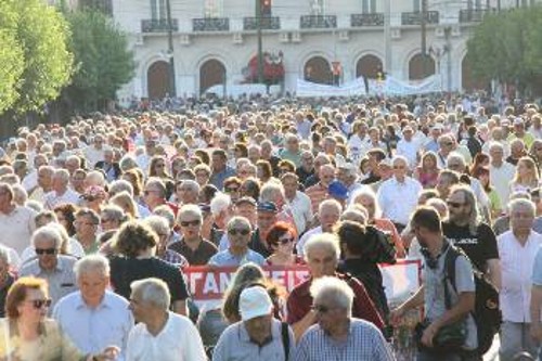 Αποψη της πορείας, την ώρα που τα πρώτα μπλοκ ανηφορίζουν τη Β. Σοφίας με κατεύθυνση την Ηρώδου Αττικού