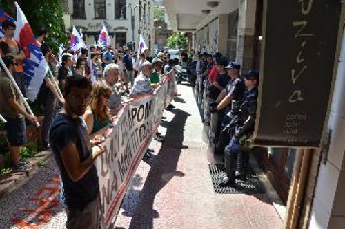 Η αστυνομία είχε δημιουργήσει φραγμό στην είσοδο του κτιρίου όπου στεγάζεται ο ΣΒΒΕ