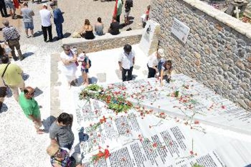 Κόσμος προσέγγιζε το μνημείο, άφηνε λουλούδια, διάβαζε τα ονόματα των εκτελεσμένων...