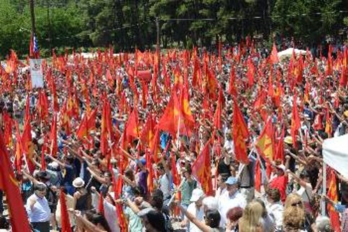 Χιλιάδες γροθιές υψωμένες στο άκουσμα της Διεθνούς που «έκλεισε» την εκδήλωση