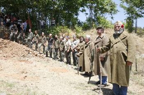 Μέλη του ΚΚΕ και της ΚΝΕ, ντυμένοι σαν μαχητές του ΔΣΕ, ζωντάνεψαν τις εικόνες των ηρώων ως θεατρικό δρώμενο