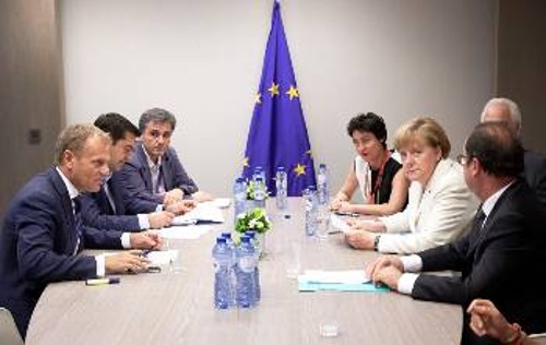 Στη συνάντηση Ολάντ, Μέρκελ, Τουσκ αναφέρεται το βιβλίο με μαρτυρίες που αποδίδονται στον Πρόεδρο της Γαλλίας