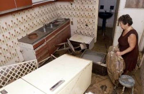 Μοσχάτο 2002: Σπίτια γεμάτα λάσπη και βιος, φτιαγμένο με πολύ κόπο, κατεστραμμένο, για τρίτη φορά μέσα σε δυο μήνες