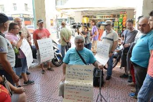 Από παλιότερη κινητοποίηση της Συντονιστικής Επιτροπής Αγώνα Αναπήρων σε ΚΕΠΑ