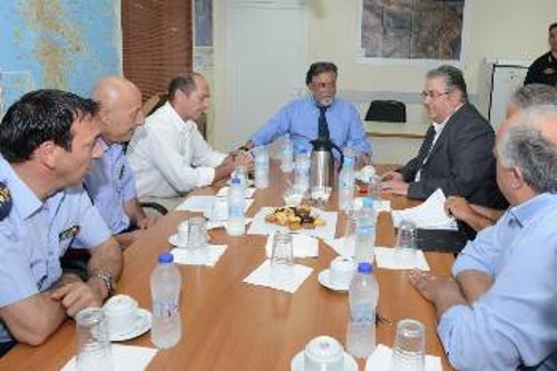 Στιγμιότυπο από την επίσκεψη του Δ. Κουτσούμπα και της αντιπροσωπείας του ΚΚΕ στο ΣΕΚΥΠΣ