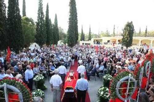 Πλήθος συντρόφων, φίλων και συγγενών στο στερνό «αντίο» στον σ. Π. Μακρή