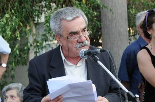 Ο Δ. Αρβανιτάκης εκφωνεί τον επικήδειο