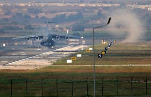 Η Ρωσία διαφωνεί με την αεροπορική «κάλυψη» που ΗΠΑ - Τουρκία θα προσφέρουν σε Σύρους αντικαθεστωτικούς (φωτ. από την αεροπορική βάση στο Ιντσιρλίκ)