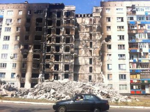 Βομβαρδισμένα κτίρια από τον ουκρανικό στρατό στο Ντονέτσκ