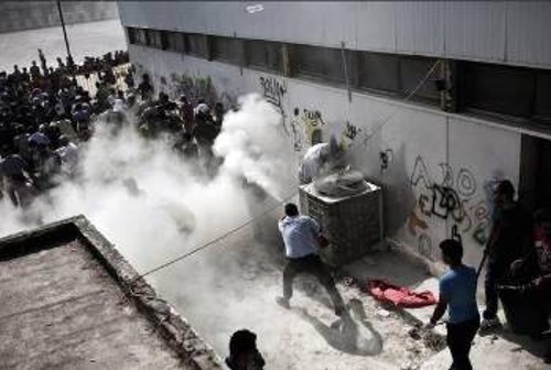 Η φωτογραφία με τον ψεκασμό των προσφύγων με πυροσβεστήρες έκανε χτες το γύρο του διαδικτύου