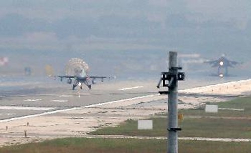 Τουρκικά μαχητικά επιστρέφουν στη βάση του Ιντσιρλίκ μετά από βομβαρδισμούς θέσεων του ΡΚΚ μέσα στην Τουρκία