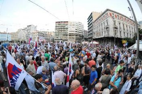 Στιγμιότυπο από τη συγκέντρωση στην Ομόνοια