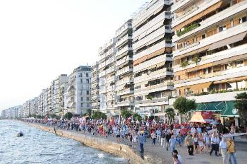 Η πορεία του ΠΑΜΕ «απλωμένη» στη λεωφόρο Νίκης