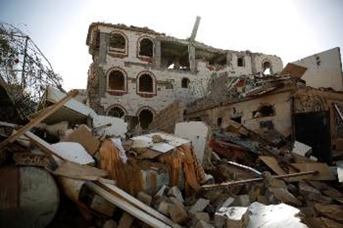 Ούτε σπίτια ούτε νοσοκομεία γλιτώνουν από τις βόμβες των Σαουδαράβων στην Υεμένη...