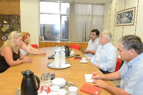 Στιγμιότυπο από τη χτεσινή συνάντηση στην έδρα της ΚΕ του ΚΚΕ