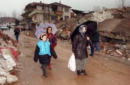 Επιζώντες από το χωριό Καϊνασλί εγκαταλείπουν το χώρο που έμεναν