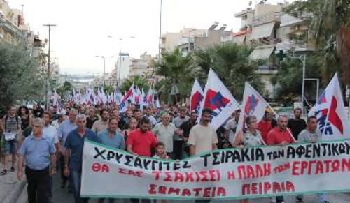 Στιγμιότυπο από την πορεία στο Κερατσίνι